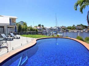 Cypress 3a - Three Bedroom Waterfront Hamptons Home with Pool and Pontoon, Mooloolaba
